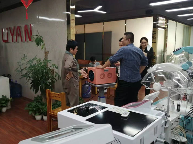 客戶考察太赫茲光波儀和磁浮能量儀